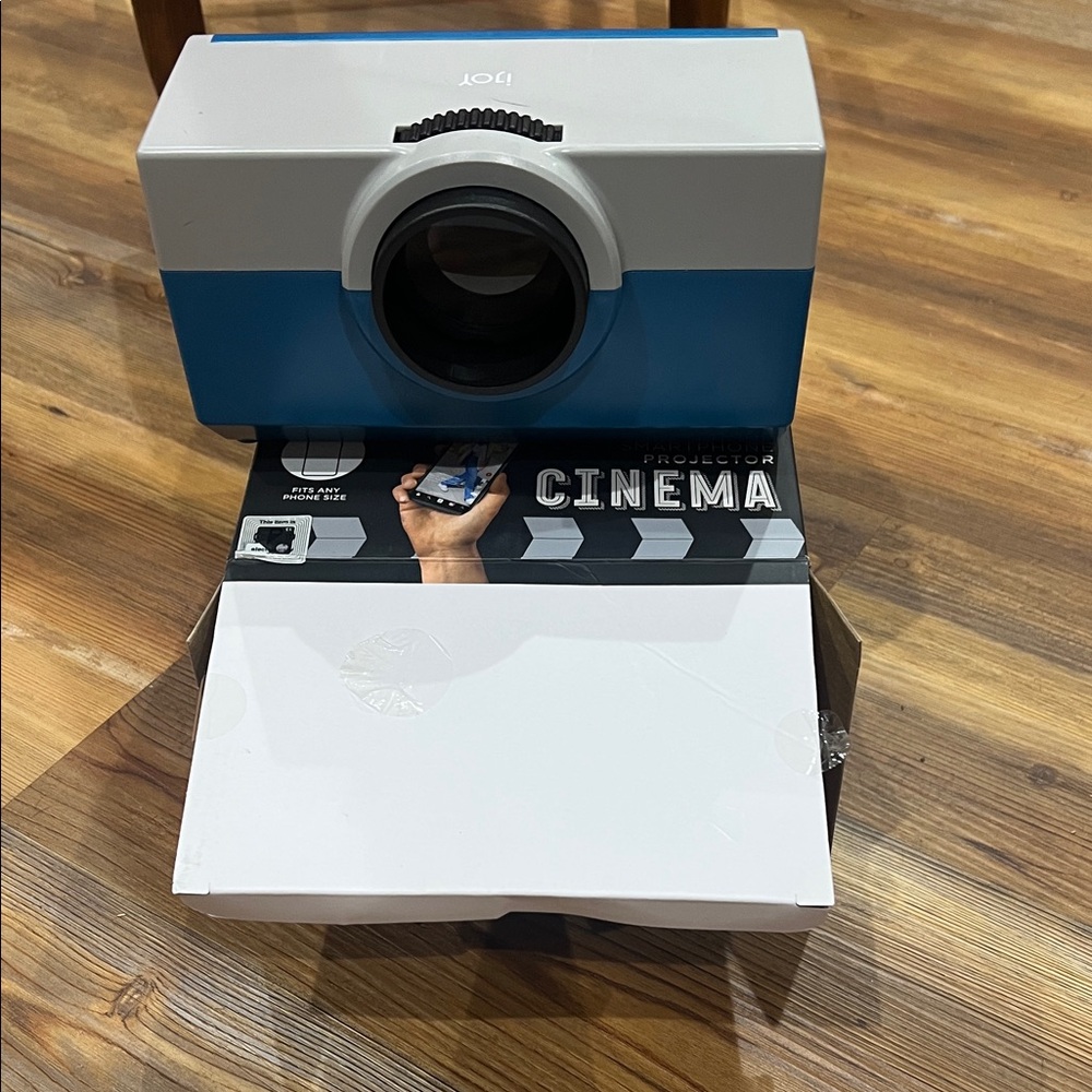 Portable Blue Projector - Picture 3 of 5